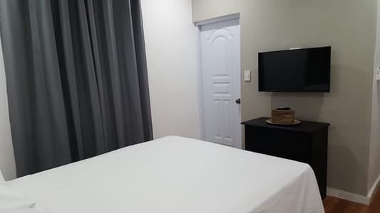 R5-Classic Single Queen Room