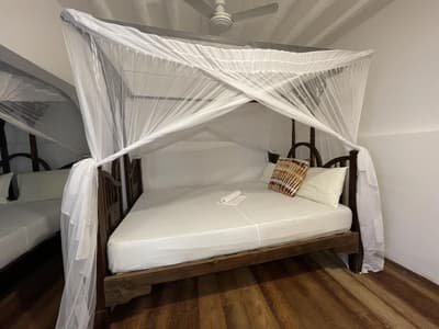 Nyeupe: Beachfront bungalow with 1 double bed and a bunk bed