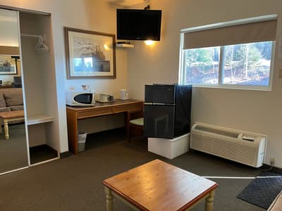 Deluxe 1 Queen Bed with  Couch ( No Pets allow )