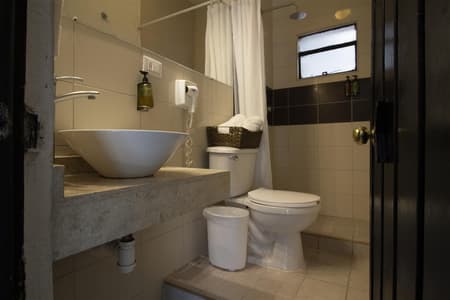 Punto 2 - Habitacion 1 cama king-size, aire acondicionado, planta alta.