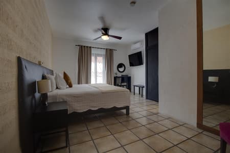 Punto 2 - Habitacion 1 cama king-size, aire acondicionado, planta alta.