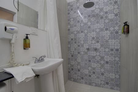 Punto 5 - Habitacion 2 camas matrimoniales, aire acondicionado, planta alta.