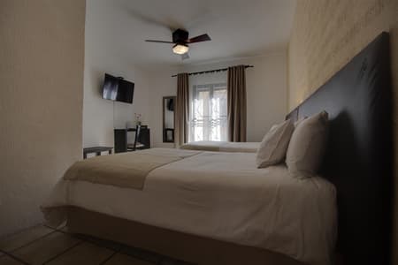 Punto 3 - Habitacion 2 camas matrimoniales, aire acondicionado, planta alta.