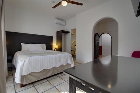 Punto 4 - Habitacion 1 cama queen y 1 individual, aire acondicionado, planta alta.