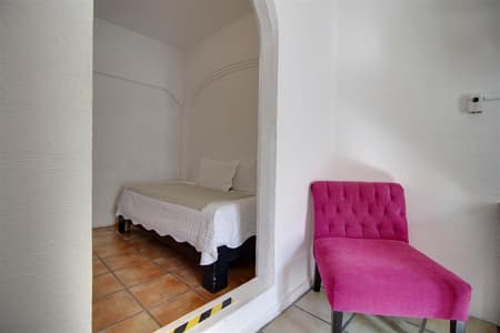 Punto 4 - Habitacion 1 cama queen y 1 individual, aire acondicionado, planta alta.