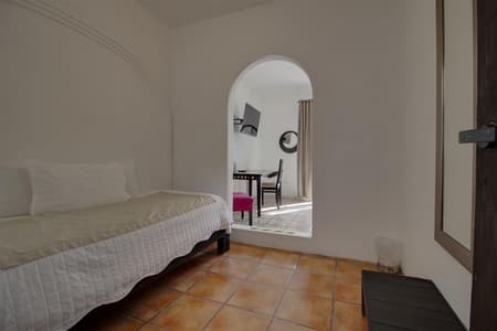 Punto 4 - Habitacion 1 cama queen y 1 individual, aire acondicionado, planta alta.