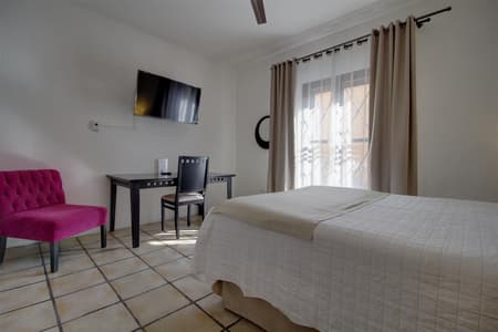 Punto 4 - Habitacion 1 cama queen y 1 individual, aire acondicionado, planta alta.