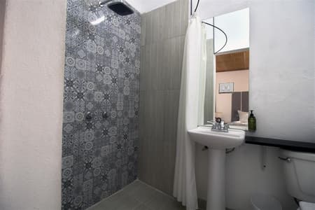 Punto 6 - Cama King Size, planta alta.