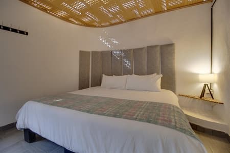 Punto 6 - Cama King Size, planta alta.