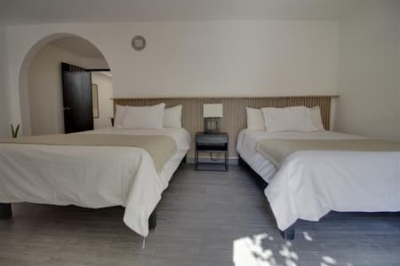 Punto 7 - Habitacion 2 camas matrimoniales y 1 Individual, planta baja.