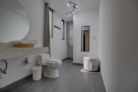 Punto 7 - Habitacion 2 camas matrimoniales y 1 Individual, planta baja.