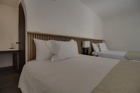 Punto 7 - Habitacion 2 camas matrimoniales y 1 Individual, planta baja.