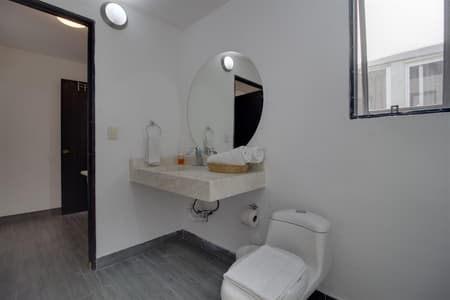 Punto 7 - Habitacion 2 camas matrimoniales y 1 Individual, planta baja.