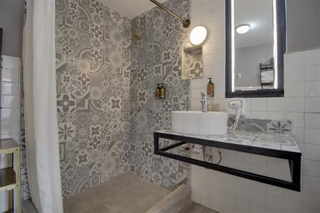 Mariela- Habitacion 2 matrimoniales  y 1 Individual, planta alta, aire acondicionado.