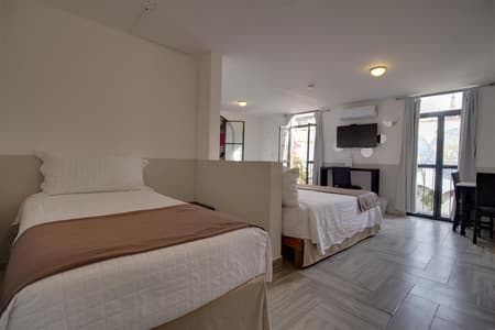 Mariela- Habitacion 2 matrimoniales  y 1 Individual, planta alta, aire acondicionado.