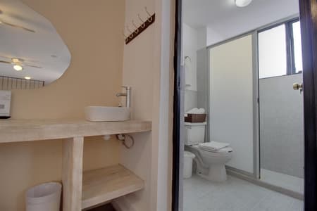 Saab- Habitacion 1 cama matrimonial y  3 Individuales, planta alta.