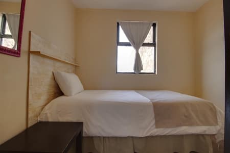 Saab- Habitacion 1 cama matrimonial y  3 Individuales, planta alta.