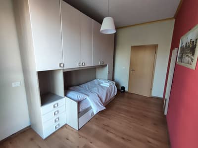 Twin room with shared bathroom