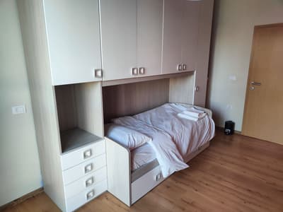 Twin room with shared bathroom