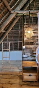 Mwendokasi: Double room 2nd floor with private balcony, seaview