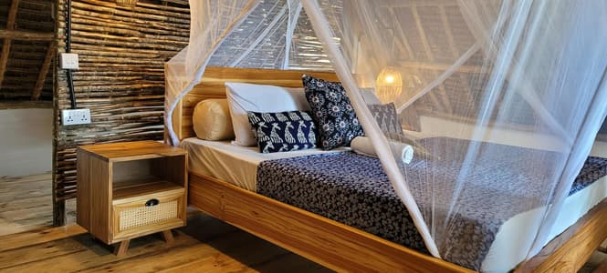 Mwendokasi: Double room 2nd floor with private balcony, seaview