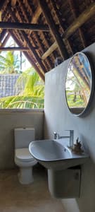 Mwendokasi: Double room 2nd floor with private balcony, seaview