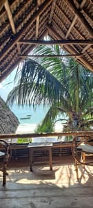 Mwendokasi: Double room 2nd floor with private balcony, seaview
