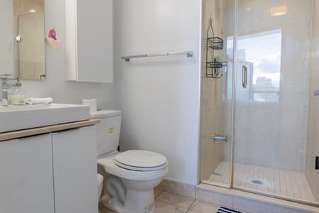 1805-2Bdr+ Den, 4-Bed, CN Tower View with parking