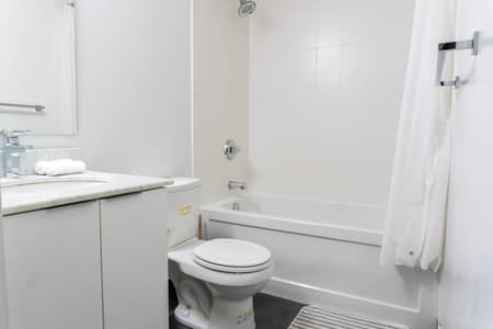 1805-2Bdr+ Den, 4-Bed, CN Tower View with parking