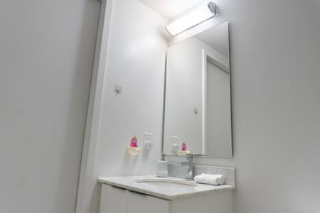 1805-2Bdr+ Den, 4-Bed, CN Tower View with parking