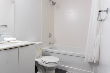 1805-2Bdr+ Den, 4-Bed, CN Tower View with parking