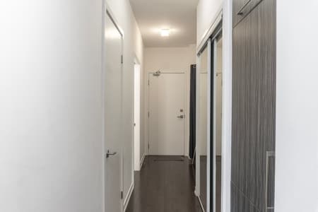 1805-2Bdr+ Den, 4-Bed, CN Tower View with parking