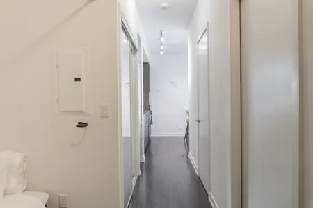 1805-2Bdr+ Den, 4-Bed, CN Tower View with parking