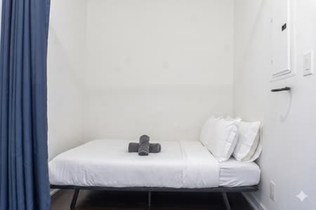 1805-2Bdr+ Den, 4-Bed, CN Tower View with parking
