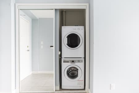 906-2-BDR, 3Beds 2 baths, across CN Tower Parking