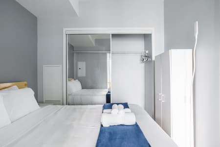 906-2-BDR, 3Beds 2 baths, across CN Tower Parking
