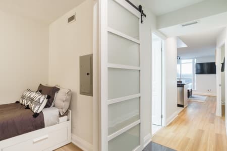 714- 2-Bdr, 3 Beds, 2 Bath by Scotiabank Arena, with Parking
