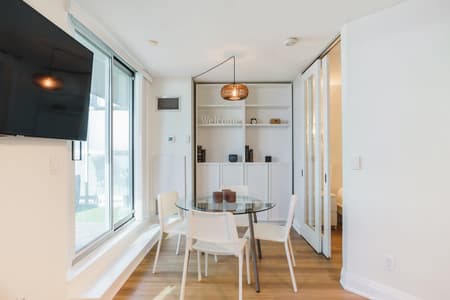 714- 2-Bdr, 3 Beds, 2 Bath by Scotiabank Arena, with Parking