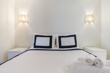 714- 2-Bdr, 3 Beds, 2 Bath by Scotiabank Arena, with Parking