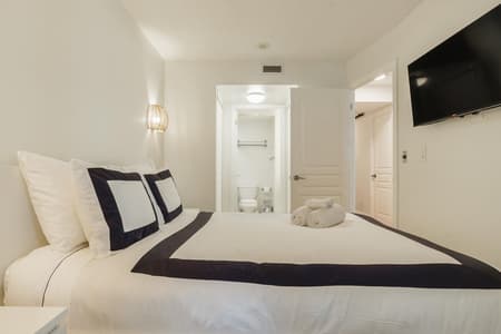 714- 2-Bdr, 3 Beds, 2 Bath by Scotiabank Arena, with Parking