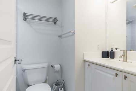 714- 2-Bdr, 3 Beds, 2 Bath by Scotiabank Arena, with Parking
