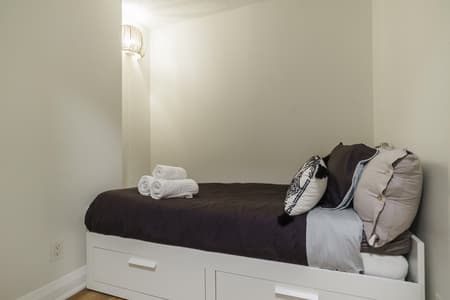 714- 2-Bdr, 3 Beds, 2 Bath by Scotiabank Arena, with Parking