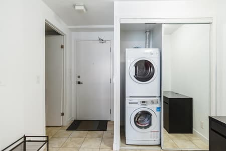 2910- 1bdr + sofabed, 1bath Scotiabank arena