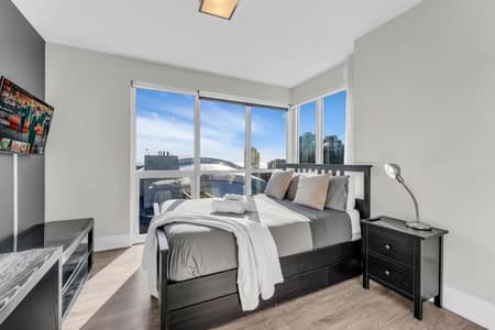 1004 - Luxe 3BR Condo CN Tower W/Parking