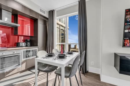 1004 - Luxe 3BR Condo CN Tower W/Parking