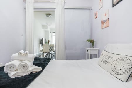4105-Stylish Downtown Toronto Condo w/ Balcony