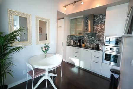 5210 - Chic Toronto Downtown Condo + Balcony