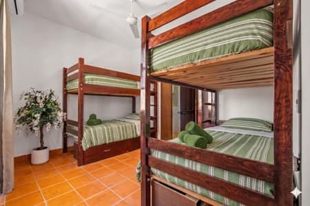 Habitación doble de lujo con balcón y vistas al mar.