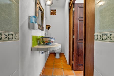 Habitación doble de lujo con balcón y vistas al mar.