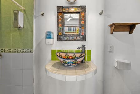 Habitación doble de lujo con balcón y vistas al mar.